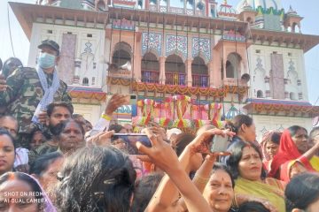विवाह पंचमी महोत्सव मा अयोध्या बाट आउनु भएका बरातीहरु लाई पगरी बांधिदै