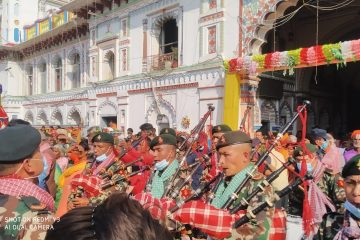 जानकी मंदिर प्रांगण बाट मटकोरको लागि बाजा गाजा का साथ गंगासागर को प्रस्थान गरिदै
