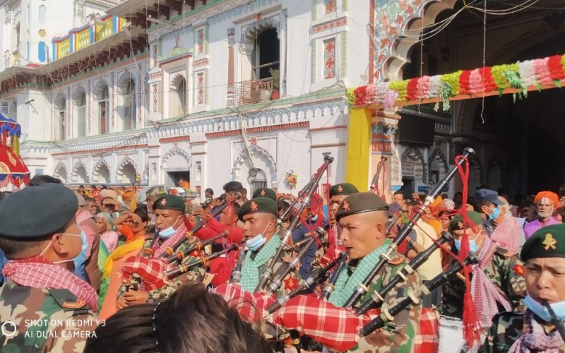 जानकी मंदिर प्रांगण बाट मटकोरको लागि बाजा गाजा का साथ गंगासागर को प्रस्थान गरिदै